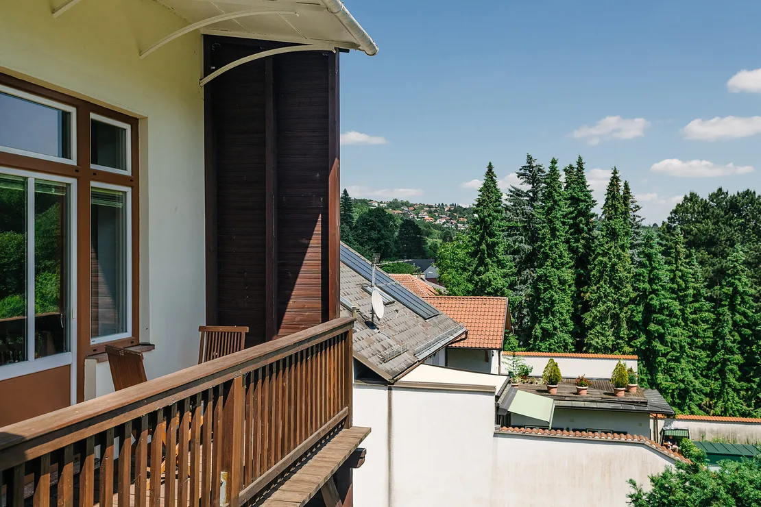 Links ist der Balkon zu sehen, der früher zwei Zimmern zugeordnet war und zusammengelegt wurde. In einem der beiden Räume war Kafka untergebracht. Foto: Klaus Pichler