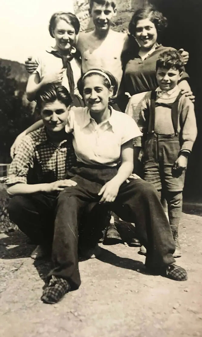 Lotte Brainin (in der Mitte vorne) bei den Roten Falken, um 1933, Foto: Privatarchiv Brainin  