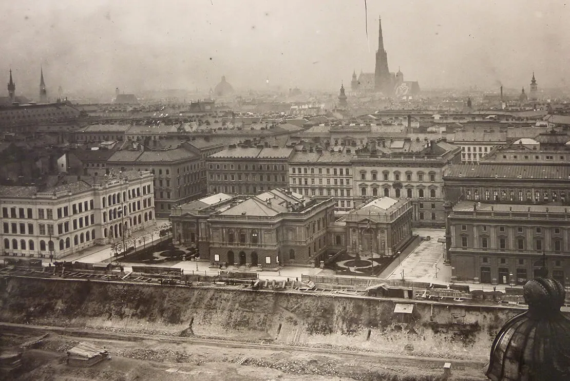 Blick auf das Künstlerhaus vor der Überwölbung des Wienflusses, um 1896, Wien Museum