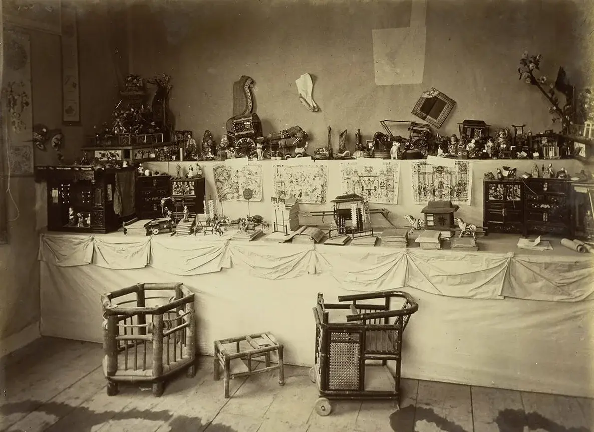 Chinesische Spielwaren im Pavillon des Kindes auf der Wiener Weltausstellung 1873, Foto: Michael Frankenstein, Verlag der Wiener Photographen-Association, Wien Museum  