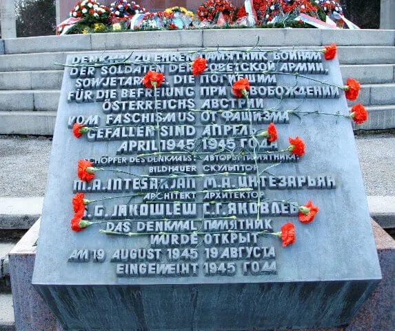 Deutsch/russische Inschriftentafel vor dem Denkmal der Roten Armee mit Blumenschmuck, Foto: Elke Wikidal, 2010