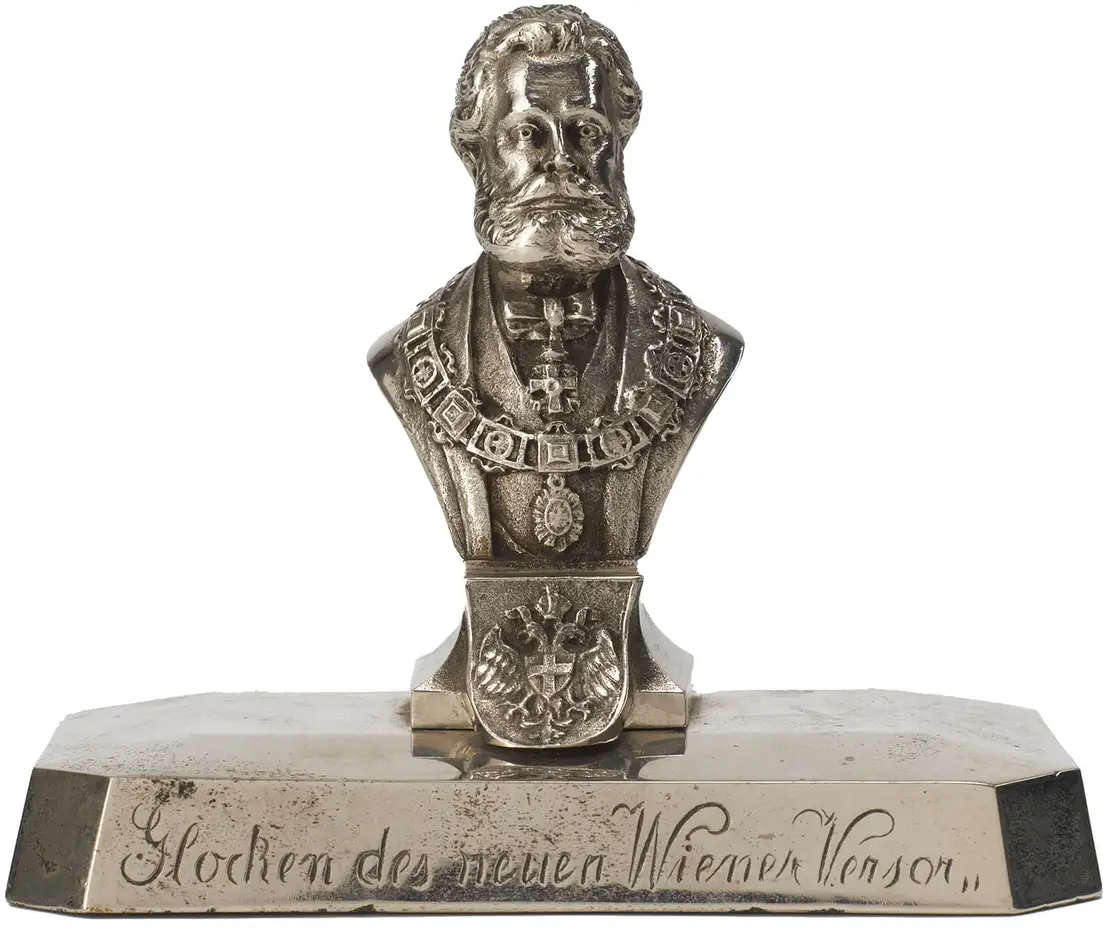 Briefbeschwerer mit der Büste Luegers und Gravur: „Erinnerung an die Glocken des neuen Wiener Versorgungshauses 1903. Georg Gössner.“, Foto: TimTom, Wien Museum  