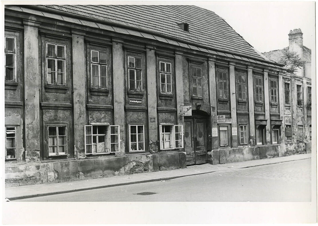 Schloßgasse 1 im 5. Bezirk (Foto um 1950): In diesem Haus haben Olga Hahn-Neurath und Otto Neurath von 1921 bis 1930 gewohnt; danach bis 1934 im Gemeindebau Haydnhof am Gaudenzdorfer Gürtel. Die Neurath- Wohnungen zählten zu den wichtigsten Treffpunkten des Wiener Kreises. Mit ihrer ungezwungenen Atmosphäre und den oft lebhaften (auch politischen) Diskussionen bildeten sie den Gegenpol zur bürgerlich-liberalen Szene des Schlick-Salons. Foto: unbekannt, Wiener Stadt- und Landesarchiv, Fotosammlung C 7017/1258: 5
