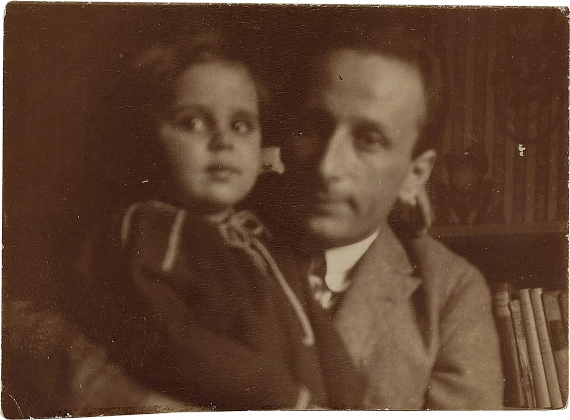 André Ronai mit seiner Tochter Susili, undatiert, Foto: Schweizerischen Nationalbibliothek, Nachlass Ludwig Hohl, C-4-F-158/7  