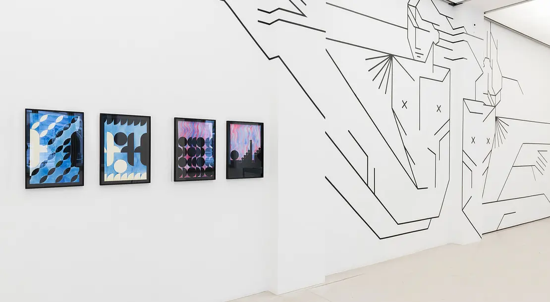 Zeichnungen von Ekaterina Shapiro-Obermair, o. T., 2021/2022 (links) und Wandarbeit von Gašper Kunšič, Too heavy to carry alone, 2022 (rechts). Ausstellungsansicht „Dispatches from a Troubled City. Die Stadt als Roman“, kuratiert von Nika Kupyrova, Startgalerie, Wien Museum, Musa, 2022. Foto: Lea Sonderegger  