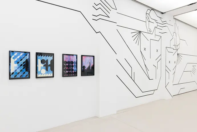 Zeichnungen von Ekaterina Shapiro-Obermair, o. T., 2021/2022 (links) und Wandarbeit von Gašper Kunšič, Too heavy to carry alone, 2022 (rechts). Ausstellungsansicht „Dispatches from a Troubled City. Die Stadt als Roman“, kuratiert von Nika Kupyrova, Startgalerie, Wien Museum, Musa, 2022. Foto: Lea Sonderegger