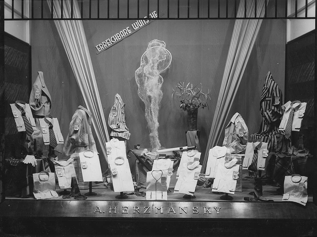 Schaufenster des Warenhauses Herzmansky, ausgestellt sind u.a. Herrenpyjamas, um 1938/39, Wien Museum