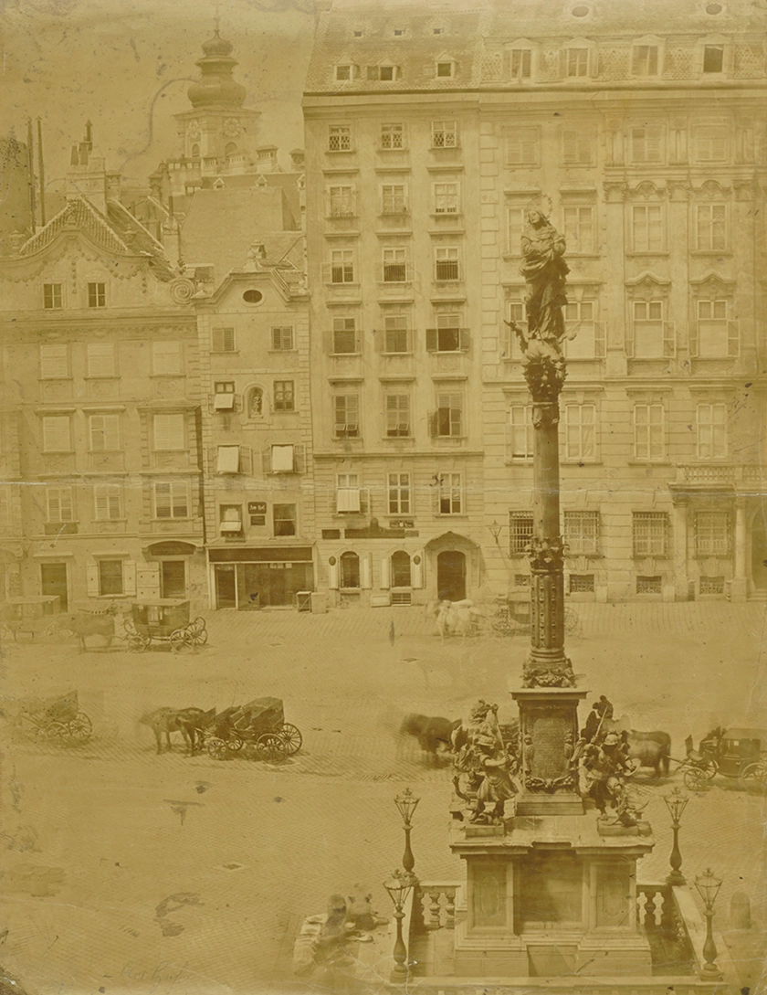 Am Hof mit der Mariensäule auf einer frühen Fotografie, um 1850, Wien Museum  