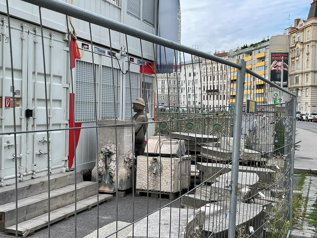 Der Augustinbrunnen, zwischengelagert beim Naschmarkt, Foto: Christoph Freyer  