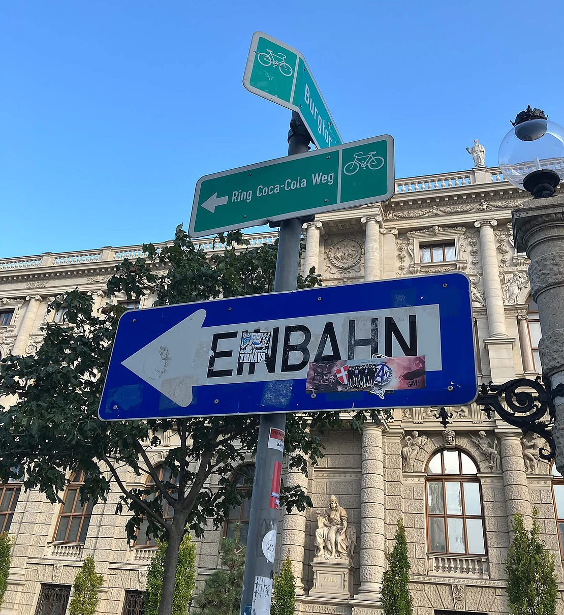 Radwegschild „Ring Coca-Cola-Weg“ entlang der Bellariastraße, 2024, Foto: S. Békési (das Schild befindet sich mittlerweile in der Sammlung des Wien Museum, Inv.-Nr. 315747)  