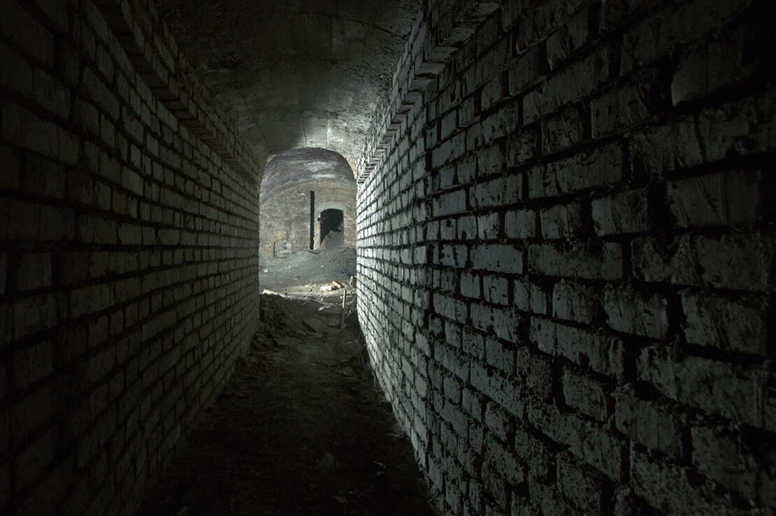 Dieser Fluchtweg in der Wollzeile mündet in einen Keller und setzt sich auf der anderen Seite fort. Foto: Thomas Keplinger