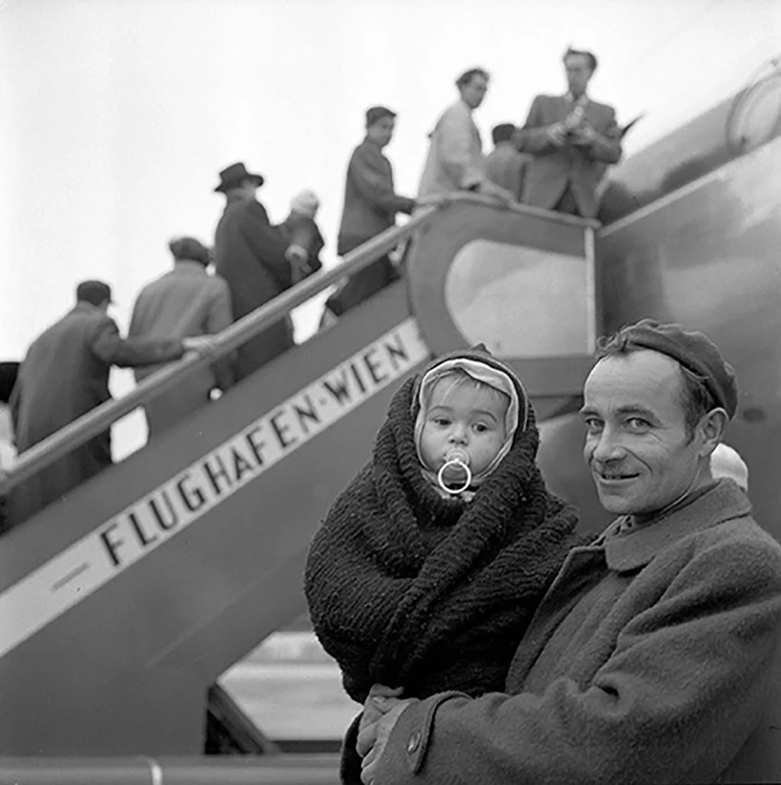 Ungarischer Flüchtling mit seinem Kind kurz vor dem Flug in die USA, Flughafen Wien, 1956/57. (c) Barbara Pflaum / Imagno / picturedesk.com   