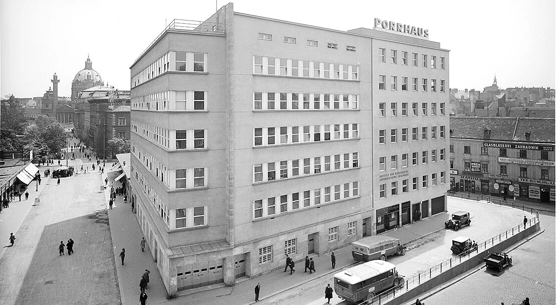 Das Porrhaus und sein Nachbargebäude in der Operngasse (Ausschnitt), 1931, Foto: Österreichische Lichtbildstelle/ÖNB