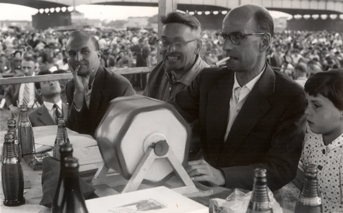 Tombola im Überschwemmungsgebiet, 1950er Jahre, Polizeisportvereinigung Wien  