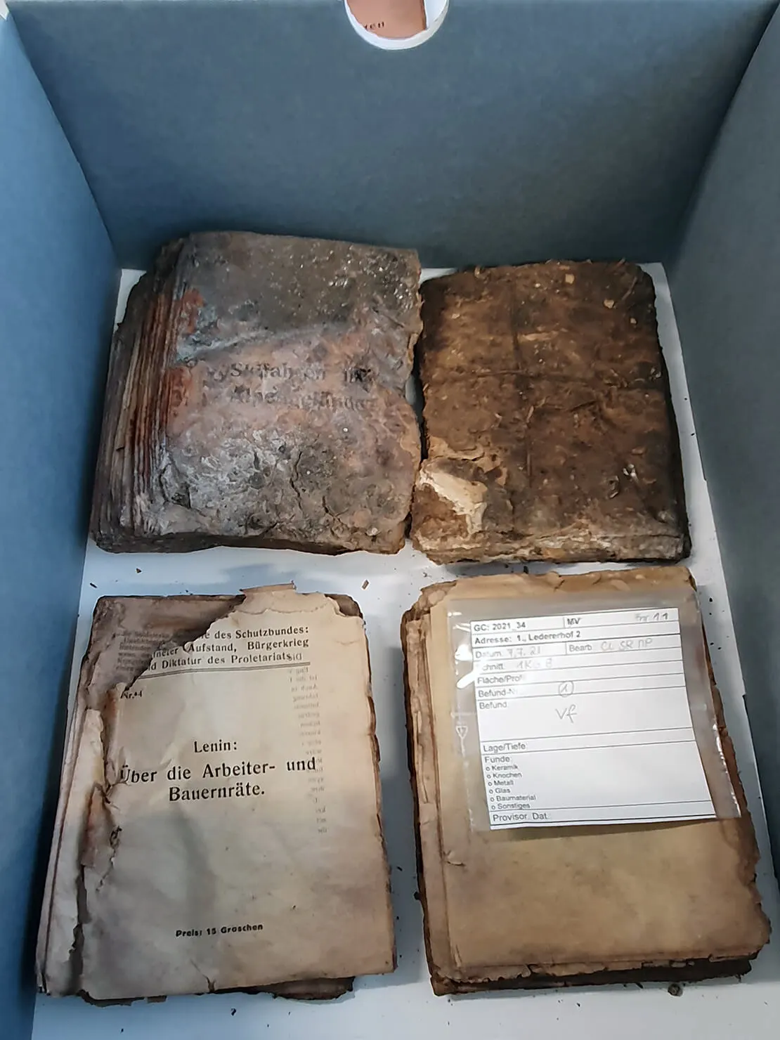 Die Trockenreinigung bei der Erstversorgung brachte auch Reste von Verschnürungen der mitunter Bündelweise erhaltenen Drucke zum Vorschein. Foto: Constance Litschauer, Stadtarchäologie Wien  