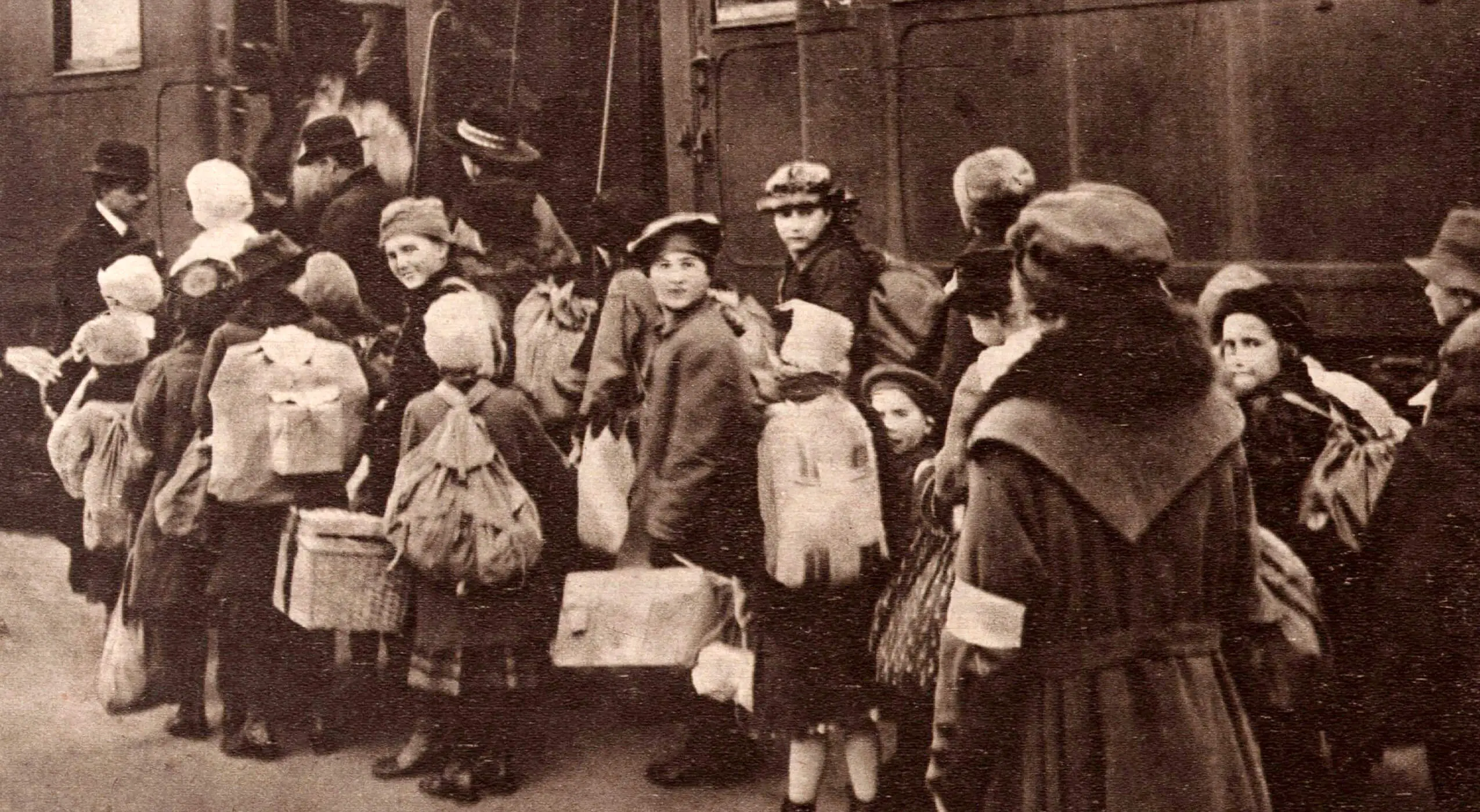 Abreise von Wiener Kinder zur Erholung in den Niederlanden, Wien, Nordbahnhof, Foto: Agentur Welt Preß Photo, in: Das interessante Blatt, 18. März 1920, S. 2, Quelle: Anno/ÖNB  