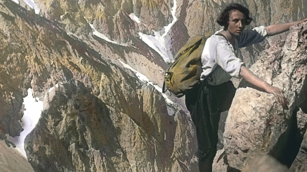 Bergsteigerin im Ennstal (Ausschnitt), um 1920, APA-Images / brandstaetter images / Öst. Volkshochschularchiv