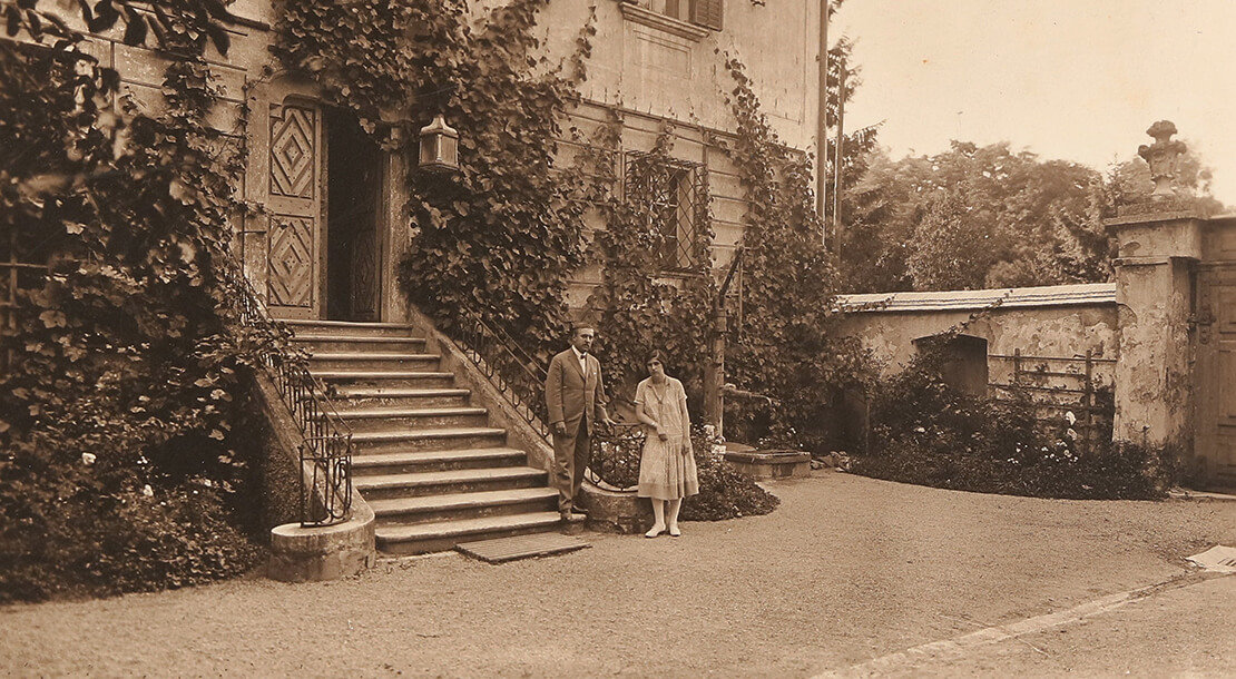 Hugo von Hofmannsthal mit seiner Tochter Christiane auf der Freitreppe seines Wohnhauses in Rodaun, 1920er Jahre, Nachlass Hofmannsthal, Freies Deutsches Hochstift, Frankfurt a.M. 