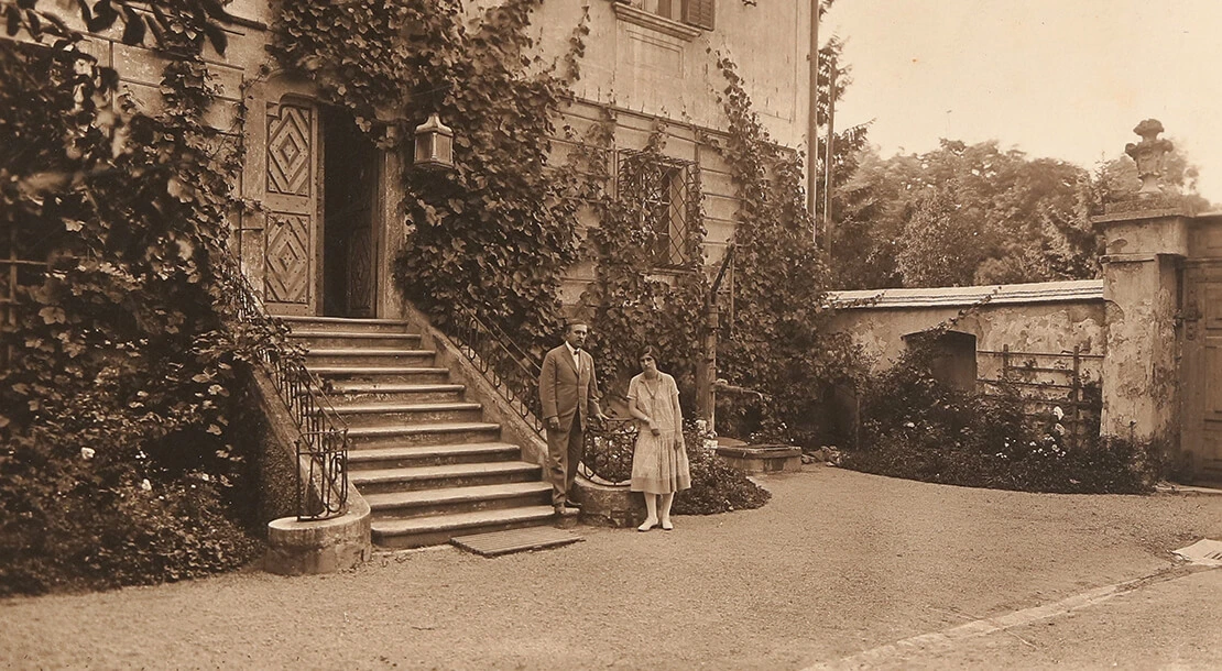Hugo von Hofmannsthal mit seiner Tochter Christiane auf der Freitreppe seines Wohnhauses in Rodaun, 1920er Jahre, Nachlass Hofmannsthal, Freies Deutsches Hochstift, Frankfurt a.M.  