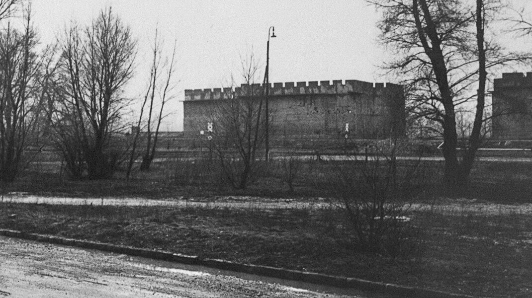 Nachkriegsaufnahme der Tankgruppe C am Alberner Hafen, einer Anlage, die von italienischen Zwangsarbeitern errichtet wurde. Archiv Hafen Wien