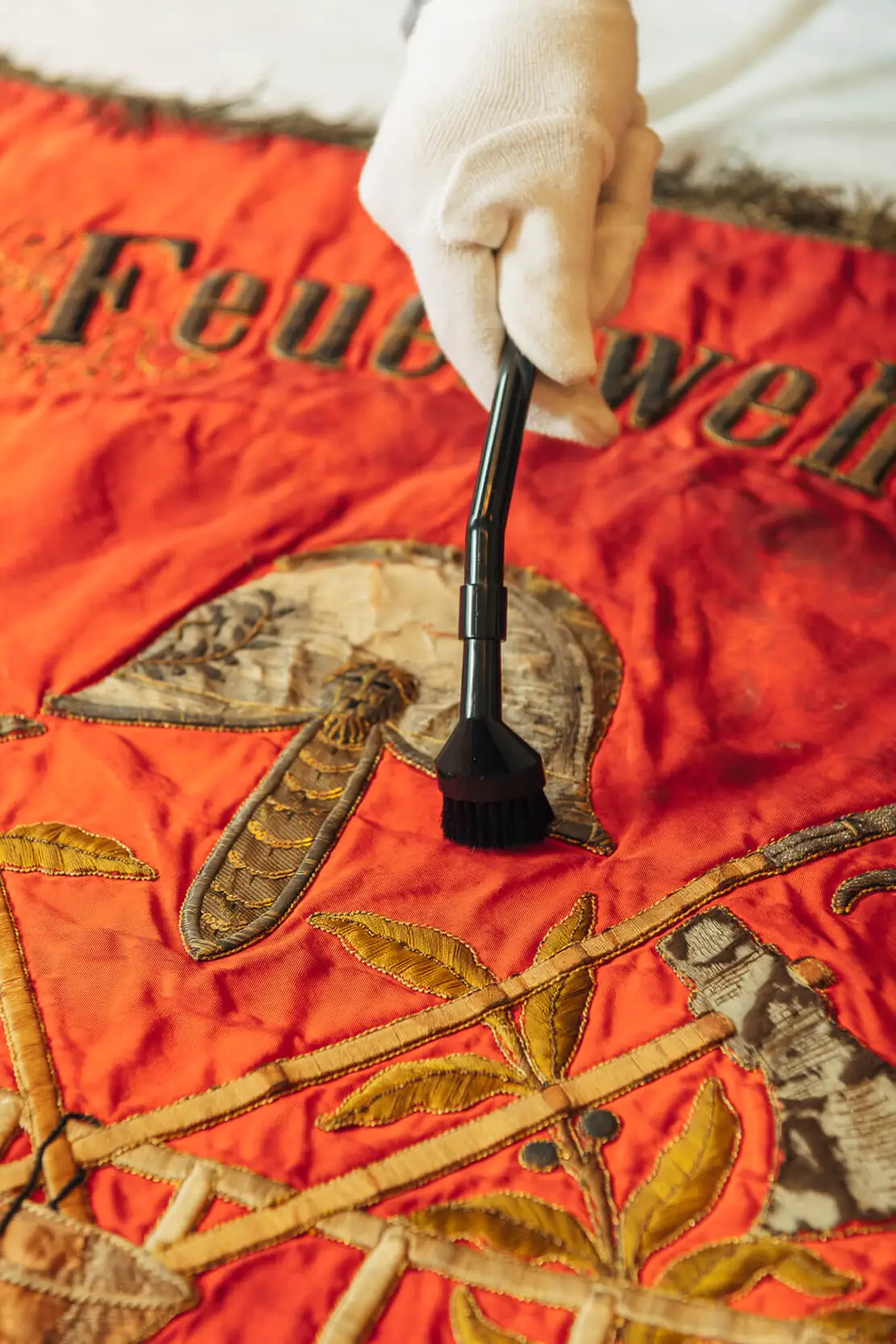 Aus dem Jahr 1889 stammt diese Fahne der Freiwilligen Feuerwehr Hadersdorf. Das Objekt aus der Sammlung des Bezirksmuseums Penzing wird sorgfältig gereinigt … gefaltet … mit der Inventarnummer versehen … und ordnungsgemäß gelagert.  