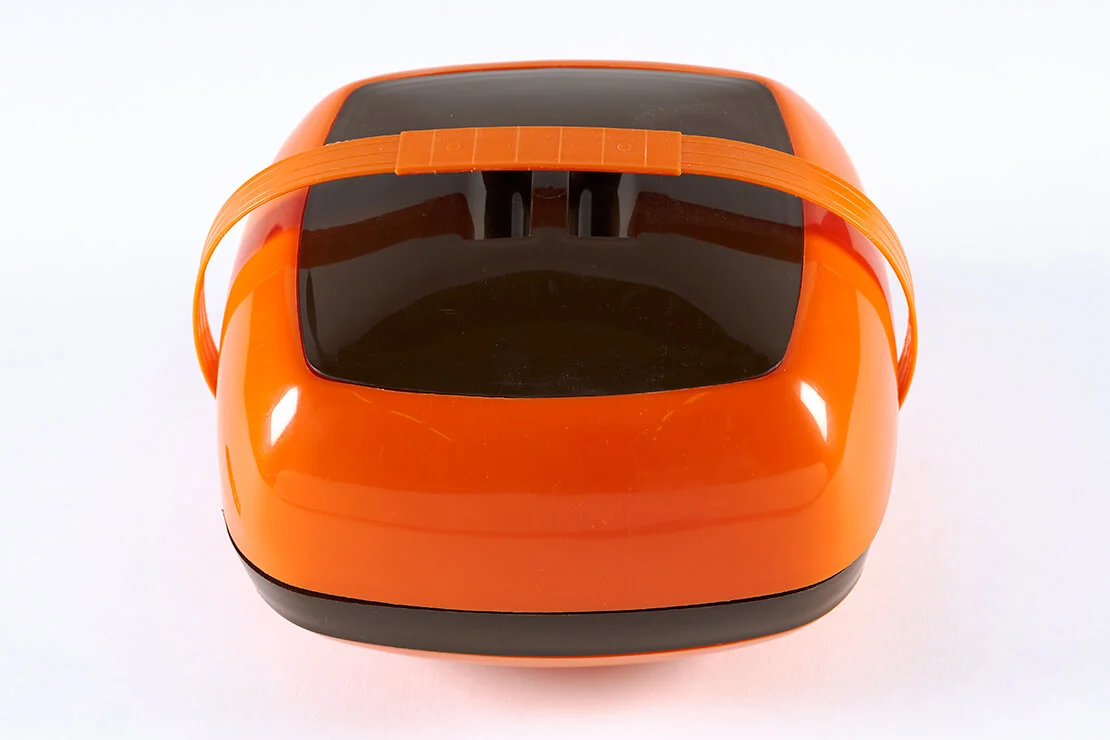 Picknick-Korb aus Kunststoff mit stapelbarem Geschirr und Besteck, um 1970, Wien Museum  