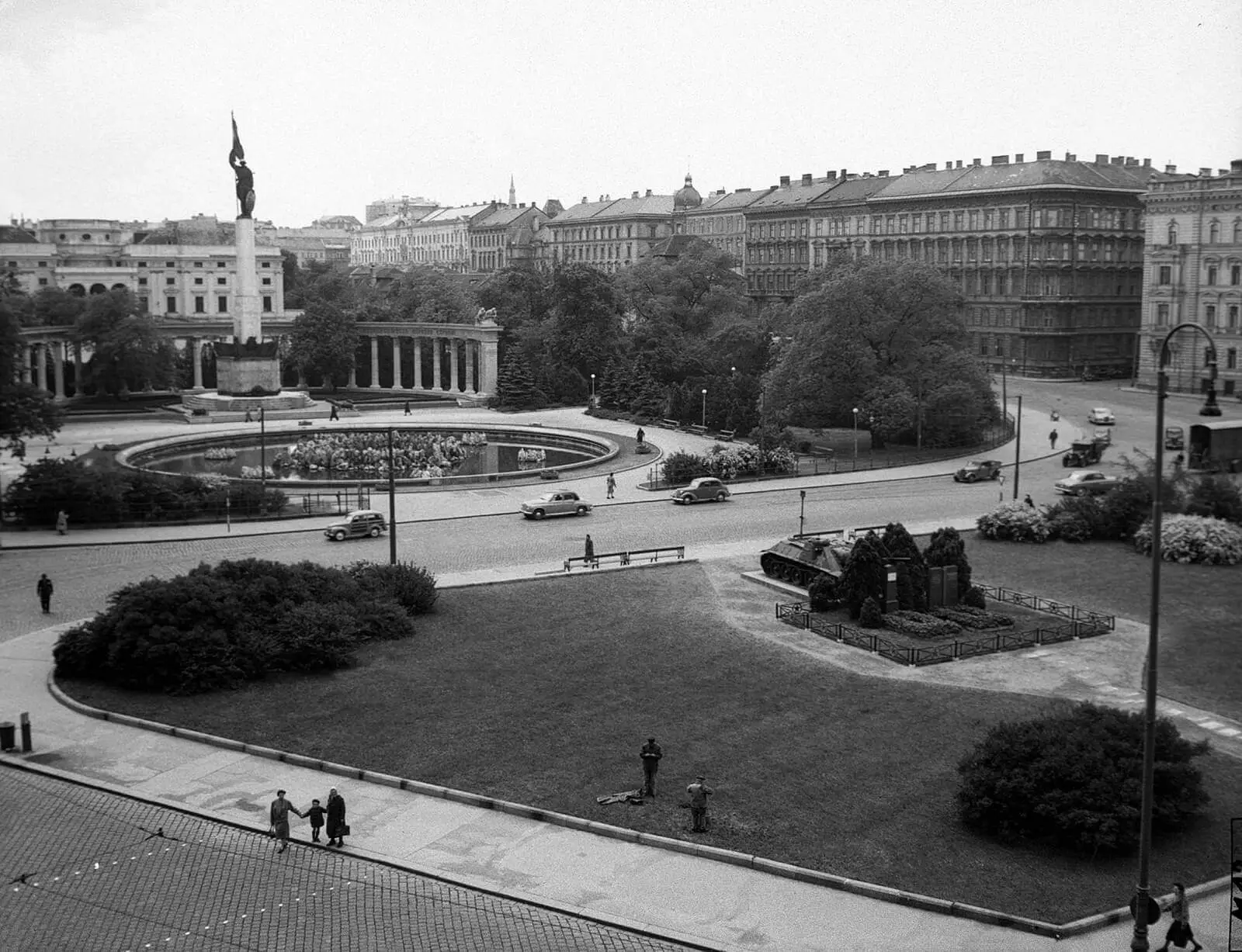 Wien 3., Schwarzenbergplatz mit Hochstrahlbrunnen und Russendenkmal, rechts vorne sowjetischer Panzer und Soldatengräber, nach 1945, ÖNB Bildarchiv / United States Information Service