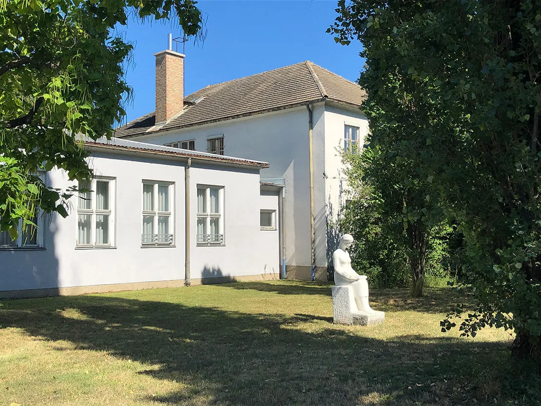 Ehemaliges Volksheim (heute VHS Floridsdorf) mit der Skulptur „Lesendes Mädchen“ von Karl Nieschlag, 2020, Foto: Susanne Winkler  