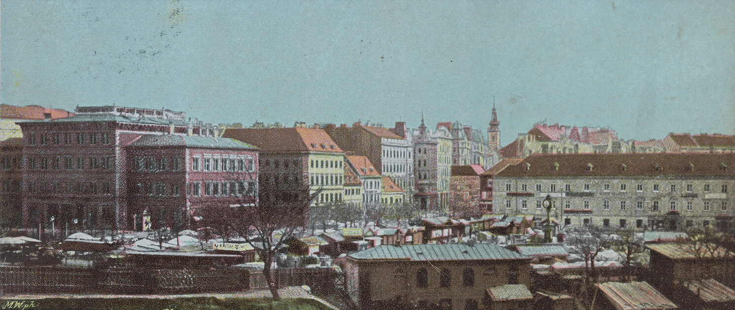 Der Naschmarkt und links die Evangelische Volksschule am Karlsplatz, Ansichtskarte (Ausschnitt), um 1900, Wien Museum 