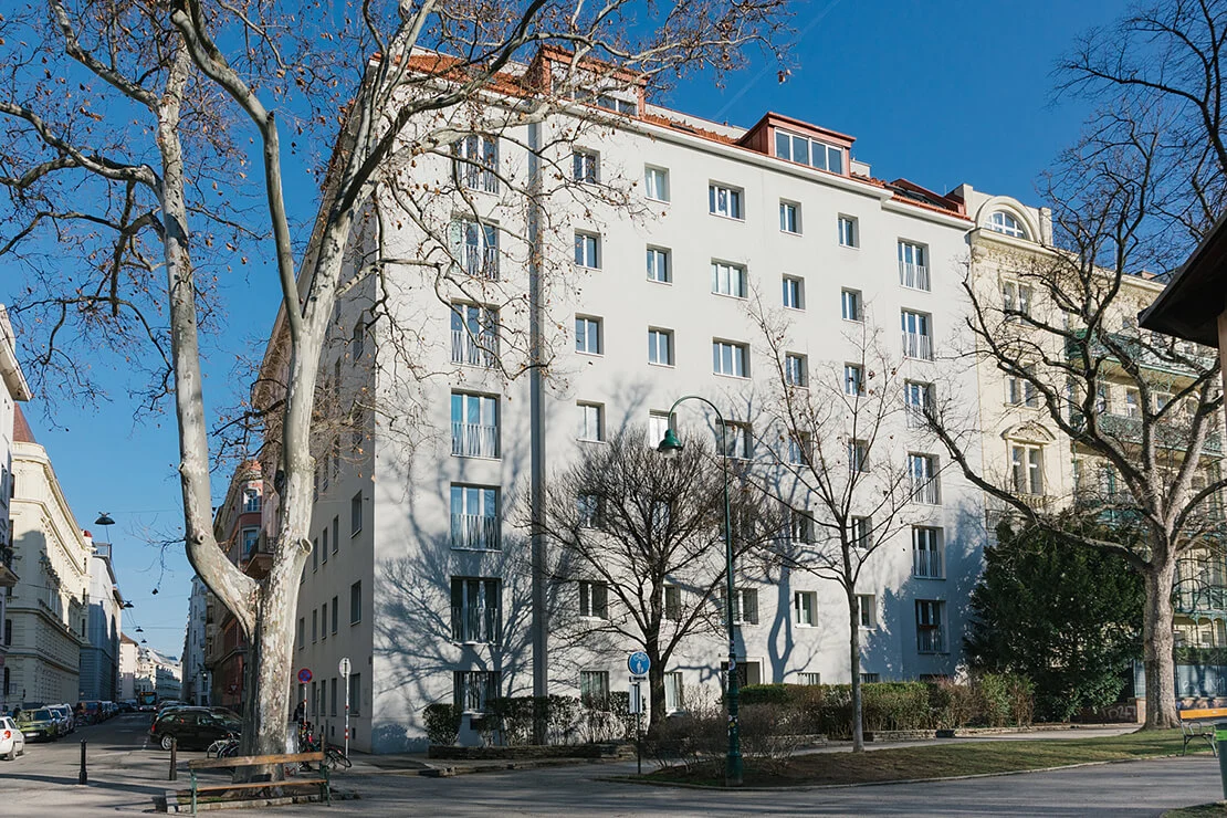 Kolschitzkygasse 23 heute: Am Eck zum Alois-Drasche-Park war Friedrich Glausers zweite Wiener Adresse. Das Jahrhunderwendehaus wurde im Zweiten Weltkrieg durch Bomben zerstört. Foto: Elodie Grethen