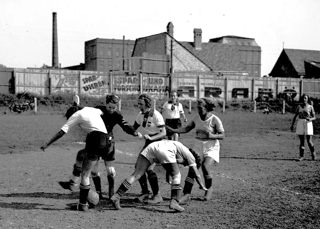 Fußballspielerinnen am Wiener Sportplatz Helfort, um 1935. Foto: Richard Werian/ Votava / brandstaetter images / picturedesk.com