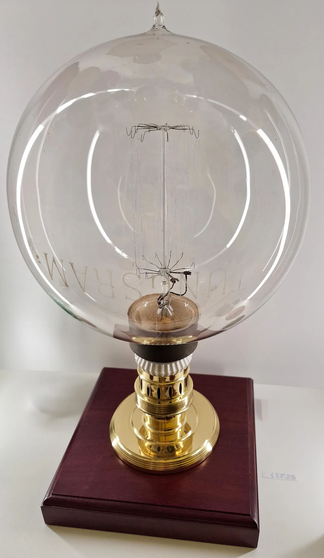 Frühe Glühbirne mit Wolframfaden, um 1910 von Tungsram, vormals Egger, produziert. Sammlung Erich Schöpf, Foto: Franz David Eschner  