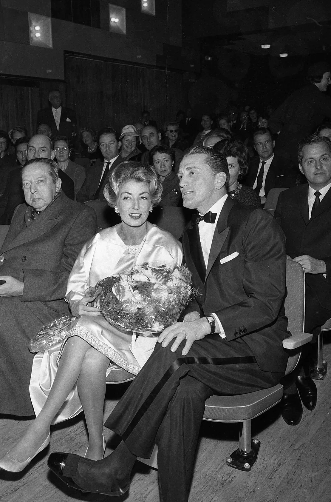 Anne Buydens und Kirk Douglas bei der Eröffnungsfeier des Gartenbaukinos am 9.12.1960, APA-Images / brandstaetter images / Votava