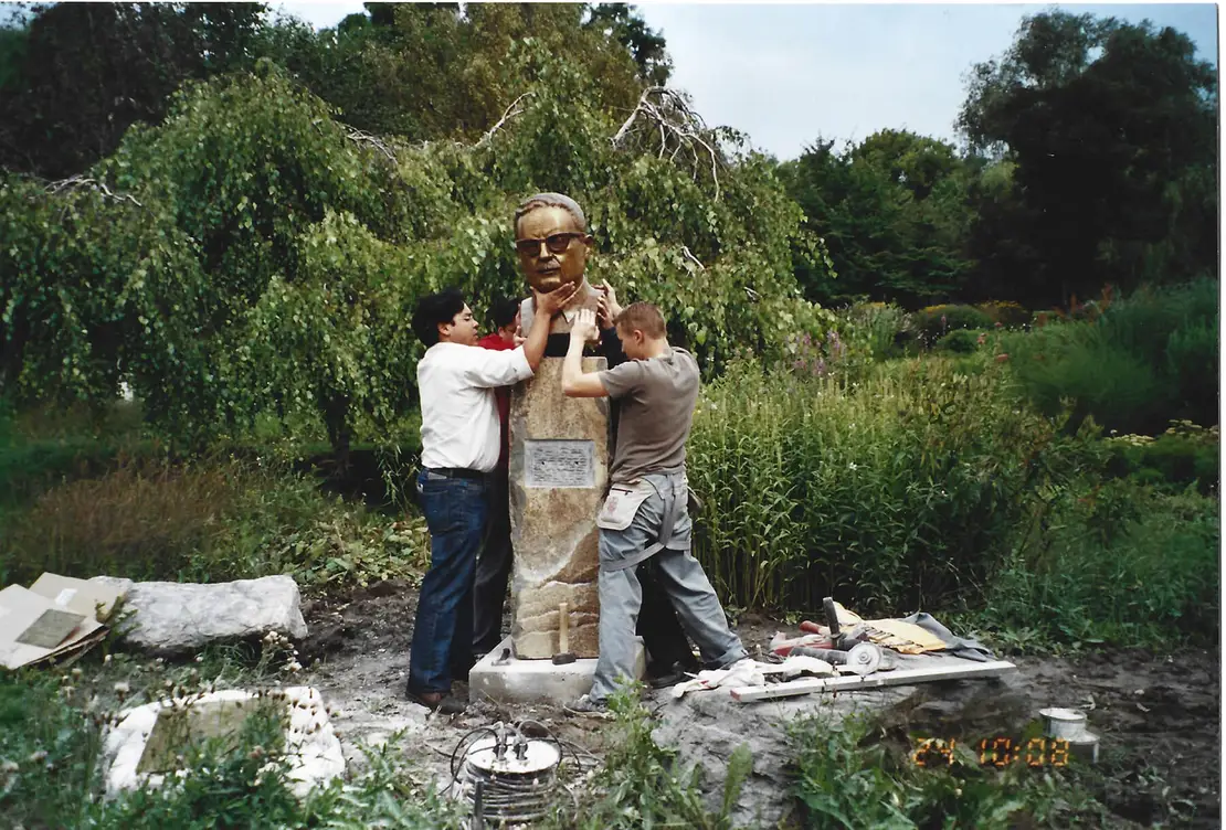 Alejandro und Andrés Peña bei der Errichtung der Büste Salvador Allendes im Donaupark, 2005, Foto: privat, Verein zur Förderung der österreichisch-chilenischen Erinnerungskultur   