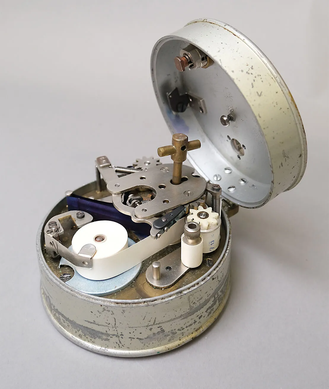 Nachtwächterkontrolluhr mit Zeitstempelfunktion, 1958-1959. Foto: Tabea Rude  