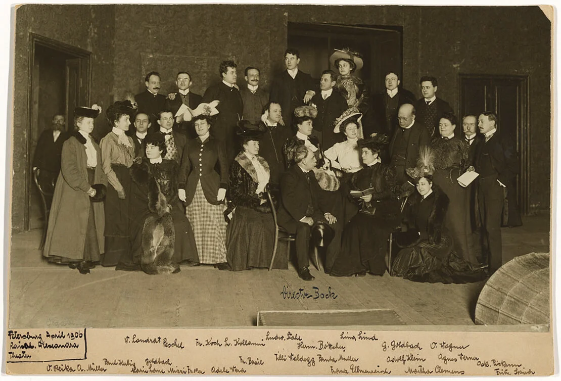 Schauspielerin Lina Loos als Ensemblemitglied in St. Petersburg (hinterste Reihe, mit Hut, nennt sich "Lina Lind"), 1906, Wien Museum