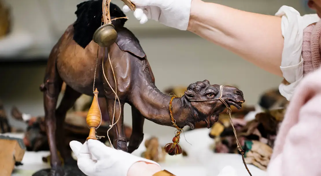 Krippenfigur Dromedar in der Restaurierungswerkstatt, Foto: Ina Aydogan, Wien Museum, 2025