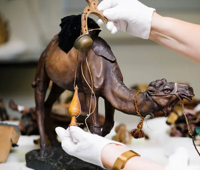 Krippenfigur Dromedar in der Restaurierungswerkstatt, Foto: Ina Aydogan, Wien Museum, 2025