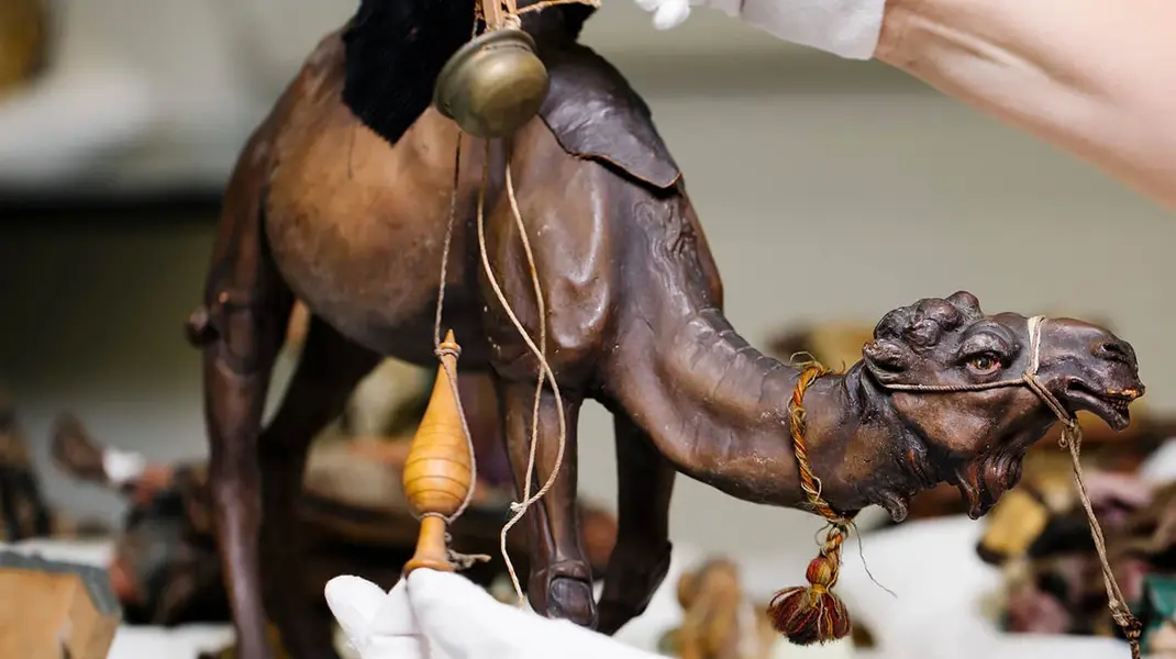 Krippenfigur Dromedar in der Restaurierungswerkstatt, Foto: Ina Aydogan, Wien Museum, 2025