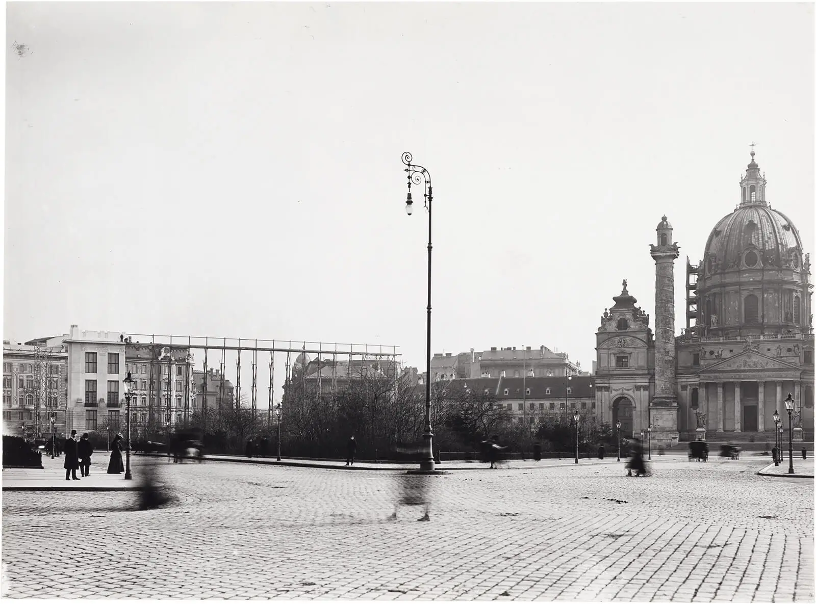 Blick auf die Karlskirche und auf die Fassadenschablone von Otto Wagners Stadtmuseum, 1909/10, Foto: Gerlach & Wiedling, Wien Museum, Inv.-Nr. HMW 135.109/5/1/1  