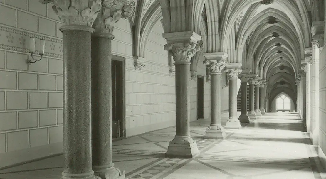 Johanna Fiegl: Fotodokumentation Ringstraße: Beethovenplatz 1, Akademisches Gymnasium, 1960er Jahre, Wien Museum, Inv.-Nr. 239396/1978 (Ausschnitt)