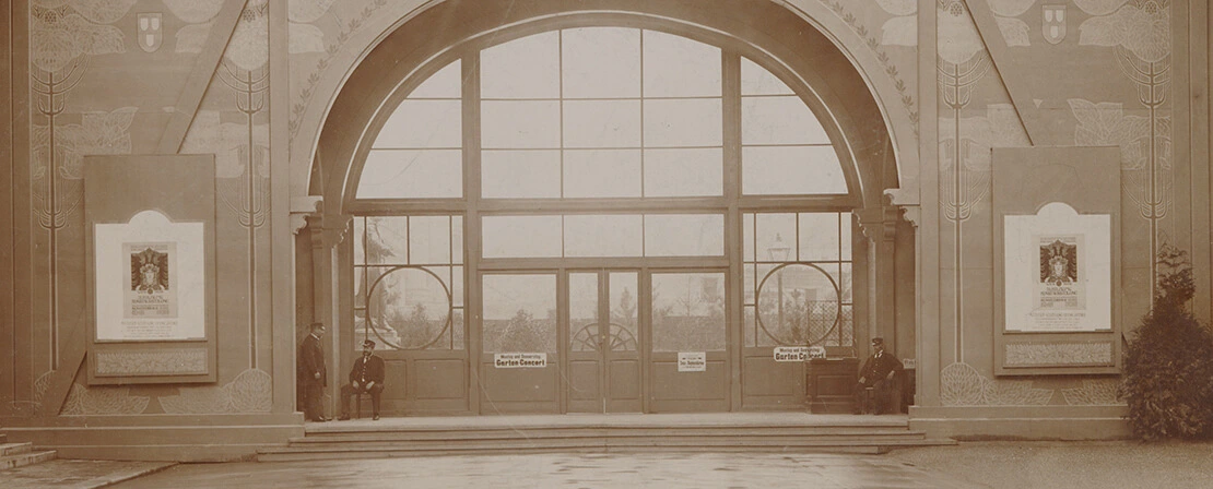 Joseph Urban: Eingangsportal der anlässlich der Jubiläums-Kunst-Ausstellung von 1898 errichteten Verbindungsbrücke zum Musikverein (Ausschnitt), Foto: J. Löwy (Künstlerhausarchiv, Ausstellungen, Jubiläums-Kunstausstellung 1898)