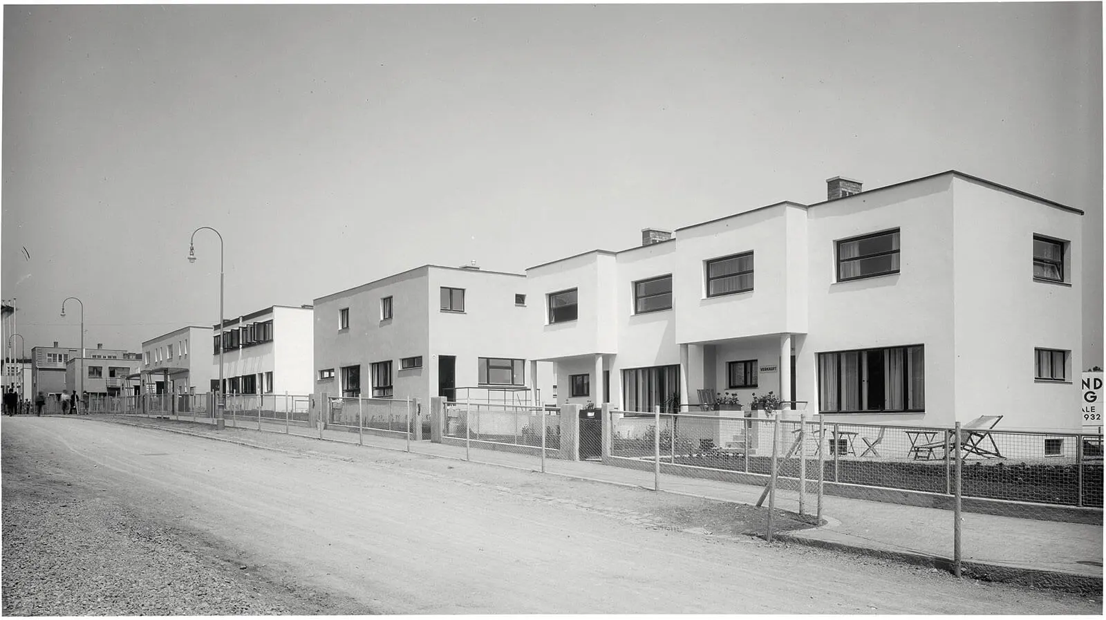 Rationale Architektur, rationale Küchengestaltung? Blick auf die Werkbunsiedlung-Häuser von Helmut Wagner-Freynsheim, Arthur Grünberger, Josef Franz Dex und Otto Breuer (v.r.), Foto: Martin Gerlach jun., 1932, Wien Museum   
