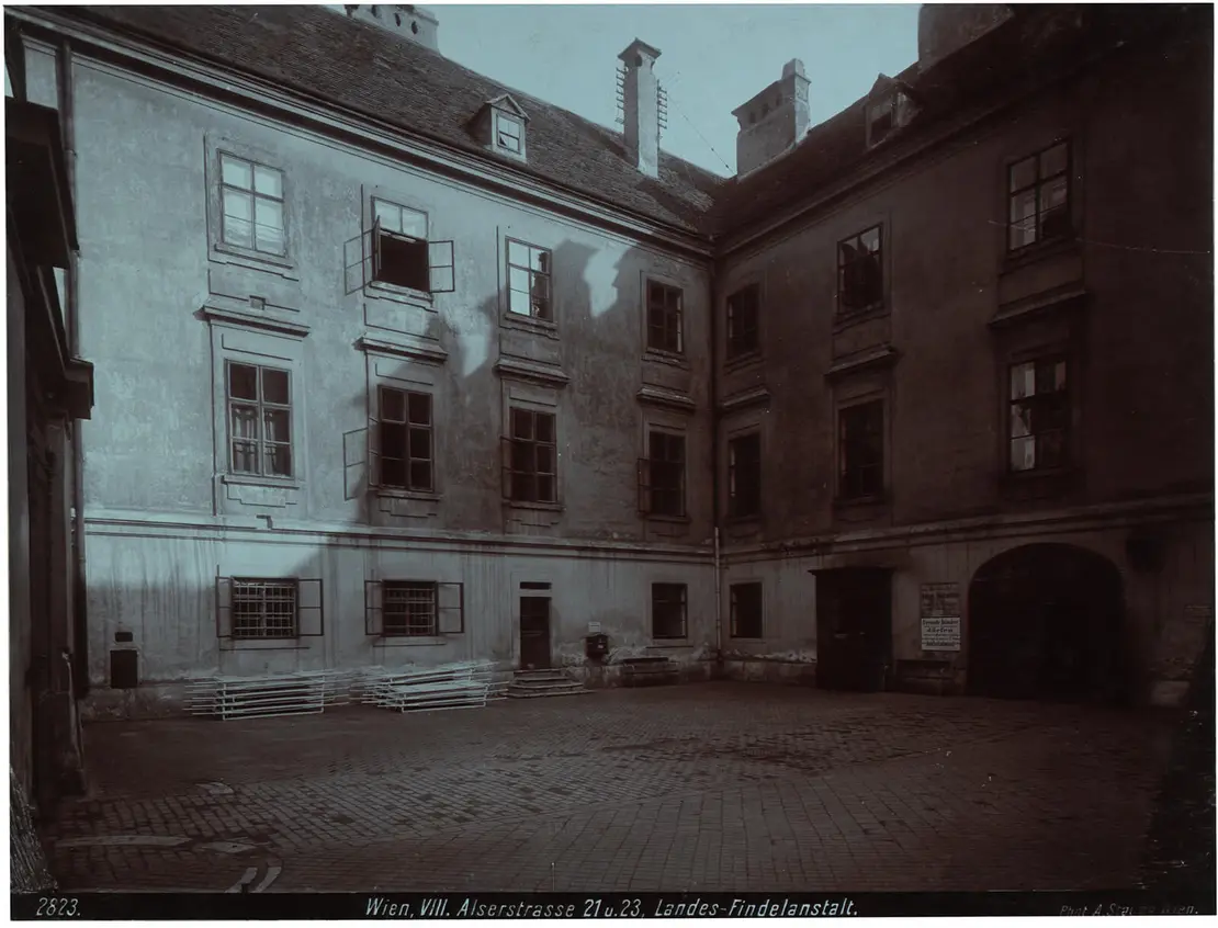 August Stauda, 8., Alser Straße 23 – Findelhaus, Straßenseitiger Vorhof im Diagonalblick, rechts die Hintereingangsfront des Vordertraktes, 1908, Wien Museum