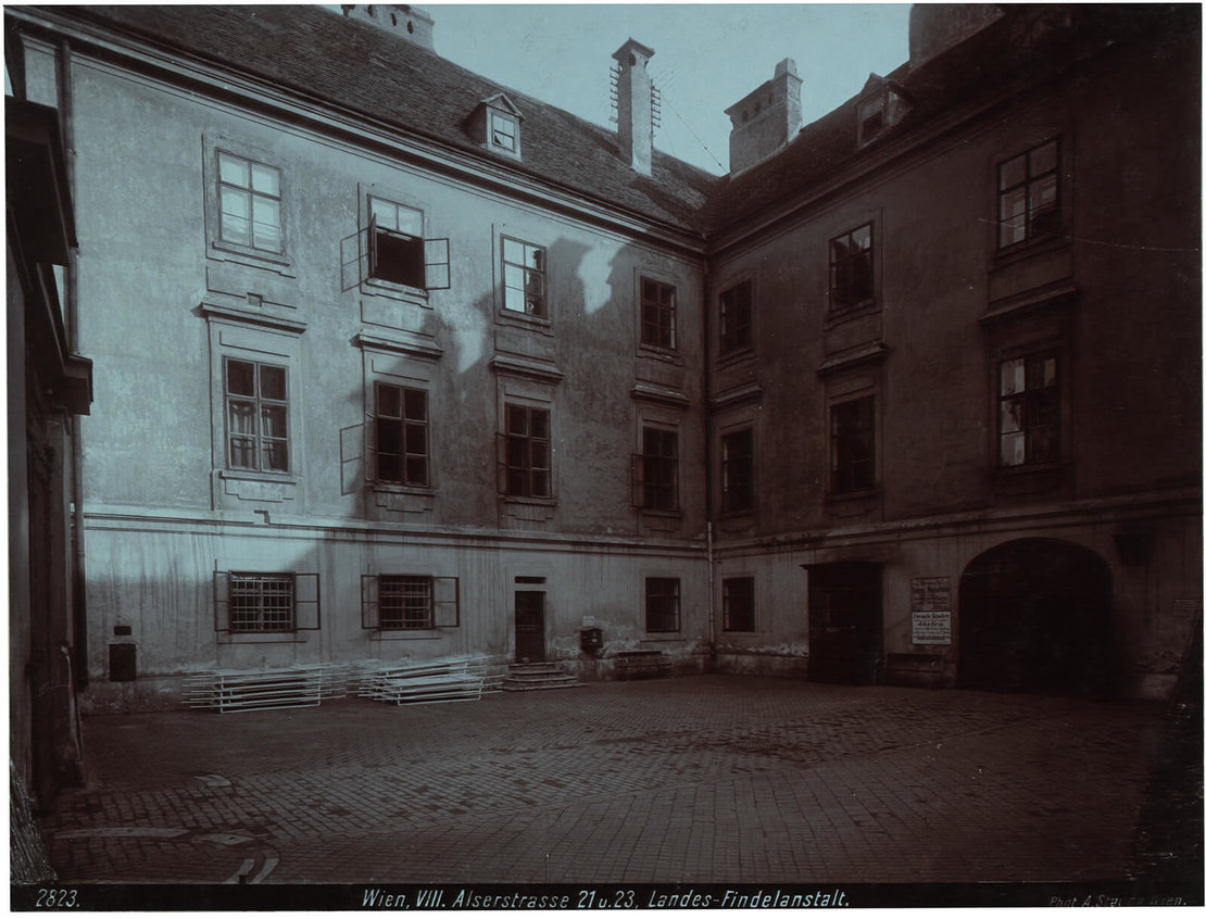 August Stauda, 8., Alser Straße 23 – Findelhaus, Straßenseitiger Vorhof im Diagonalblick, rechts die Hintereingangsfront des Vordertraktes, 1908, Wien Museum 