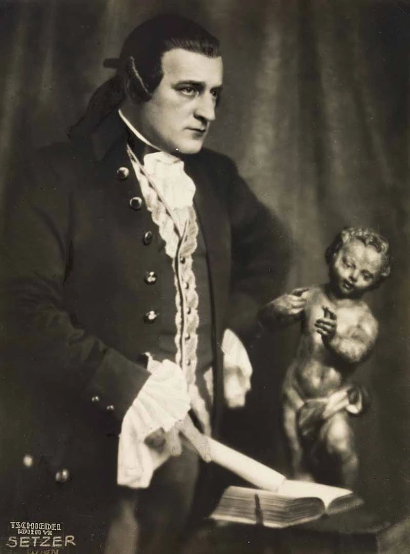 Einer der Förderer von Loewe-Flatter: Schauspieler Raoul Aslan (hier auf einem Rollenbild aus „Kaiser Joseph II.“ von Rudolf Henz, Burgtheater, 1937), Foto: Franz Xaver Setzer, Wien Museum