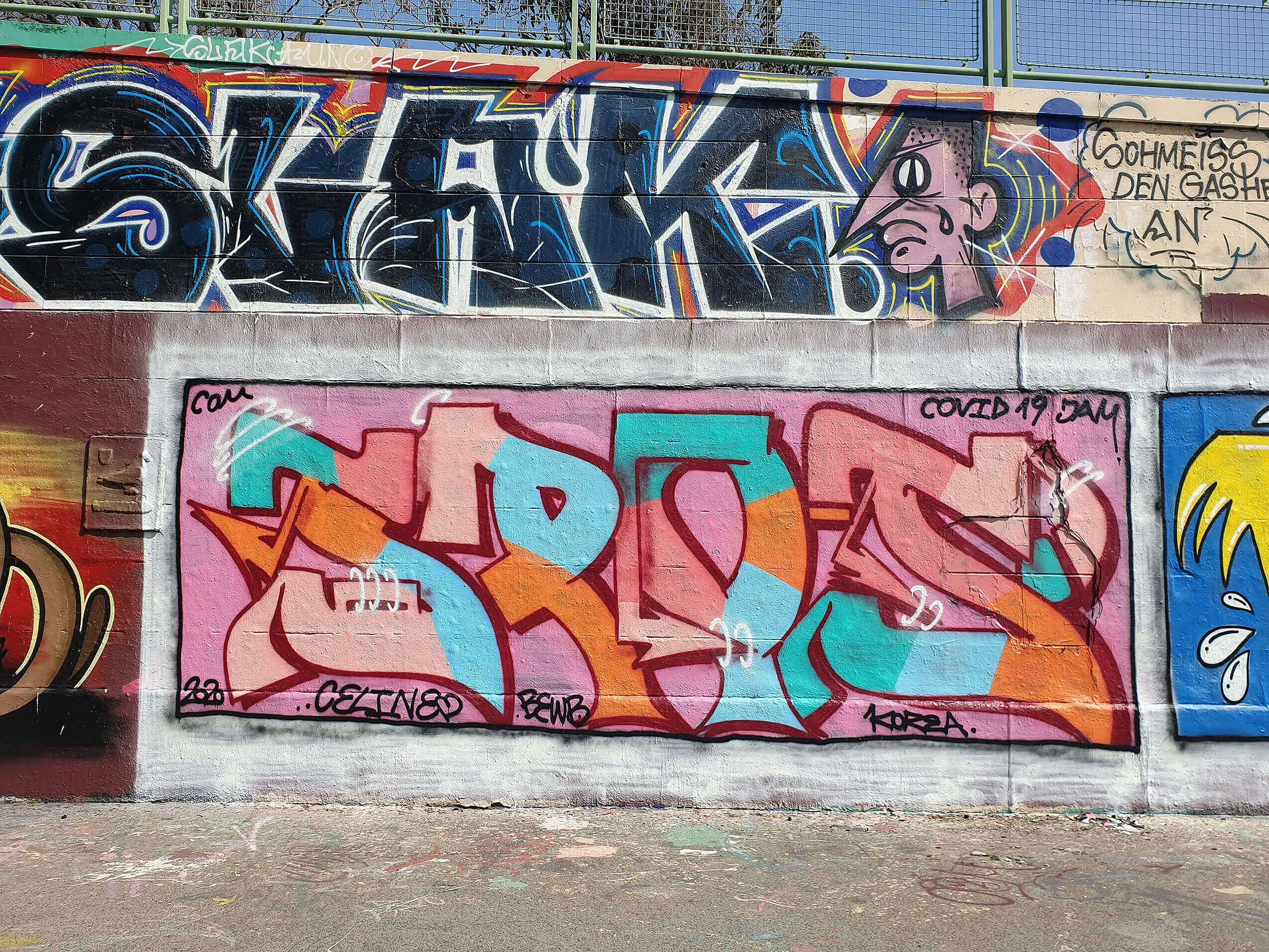 „Virus“-Graffiti-Schriftzug entstanden bei einem „Covid-19 Jam“. Bewb und Korea (?), Donaukanal, März 2020, Foto: Karina Karadensky, Wien Museum