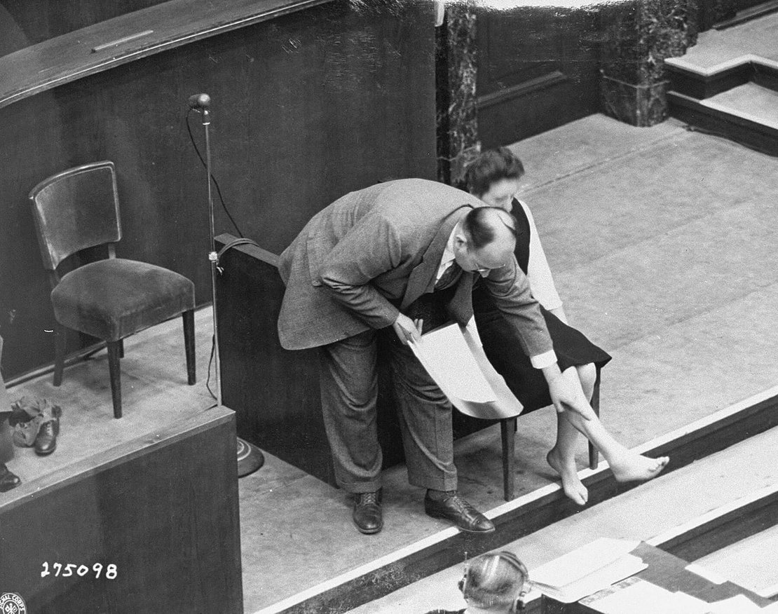 Leo Alexander erläutert am 20. Dezember 1946 zusammen mit Maria Broel Plater, die im KZ Ravensbrück inhaftiert gewesen war, einige Experimente der pseudomedizinischen Menschenversuche. Foto: Wikimedia Commons 