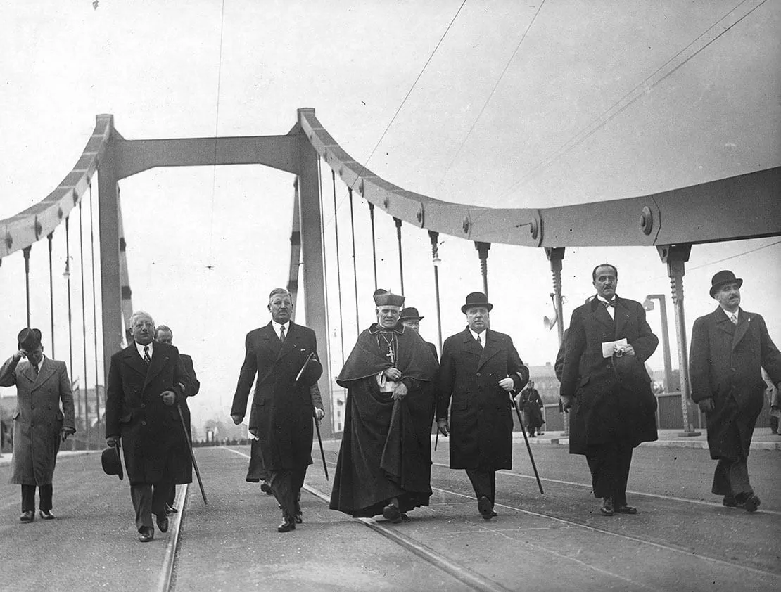 Eröffnung der Reichsbrücke am 10. Oktober 1937, v.l.: Finanzminister Neumayer, Bundeskanzler Schuschnigg, Kardinal Innitzer, Bundespräsident Miklas, Handelsminister Taucher, Vizebürgermeister Lahr, Foto: Albert Hilscher / ÖNB-Bildarchiv / picturedesk.com