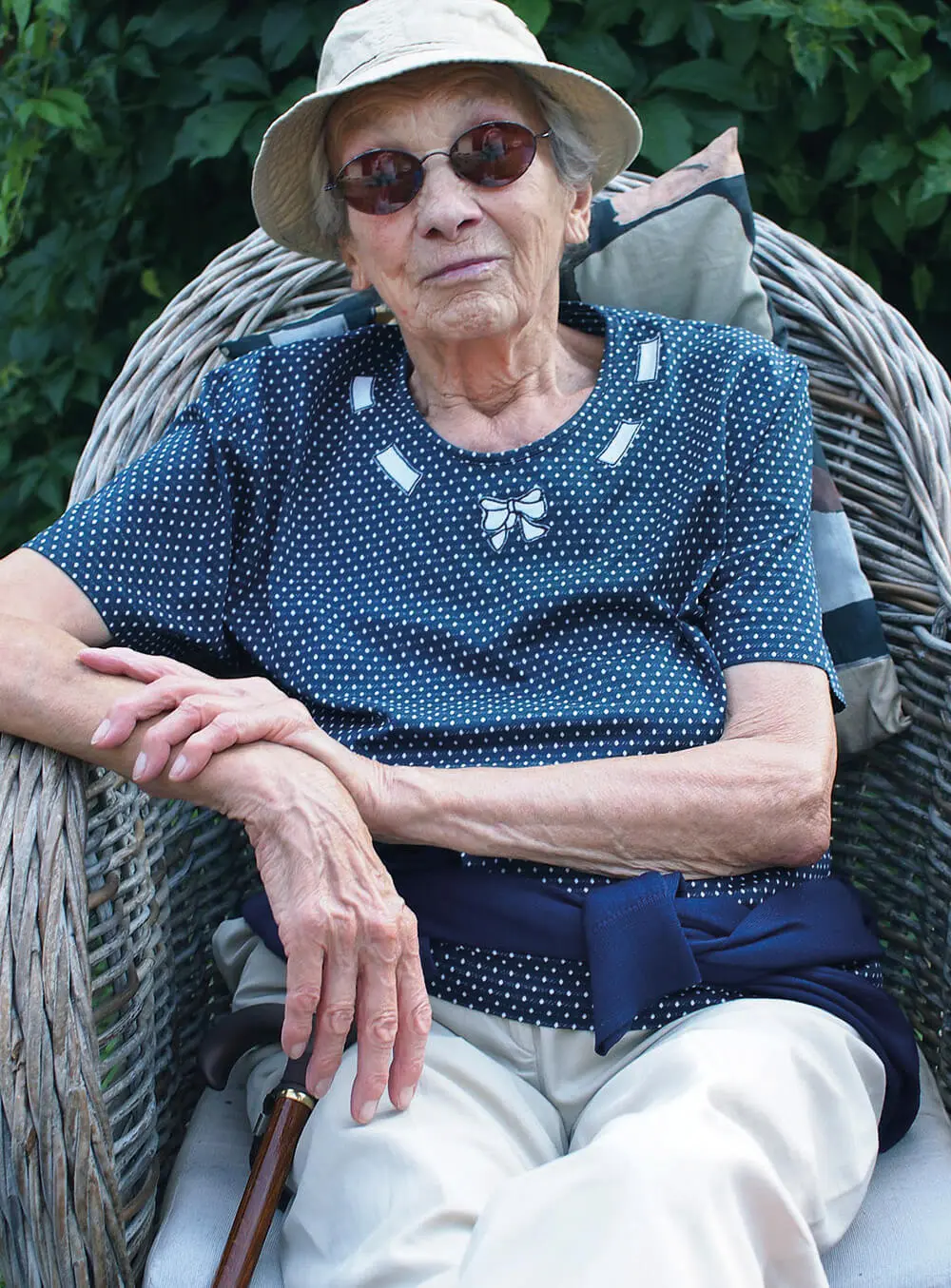 Ilse Helbich in ihrem Garten, 2017, Foto: Norbert Stadler